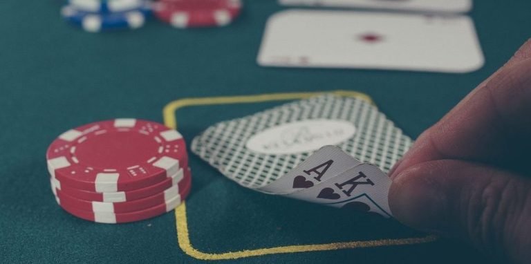 Pengguna membaca promo lewat ponsel